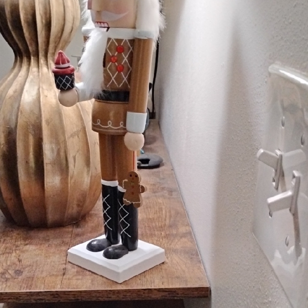 Wooden Nutcracker Chef with Cupcake Christmas Nutcracker Vintage - Picture 10 of 10